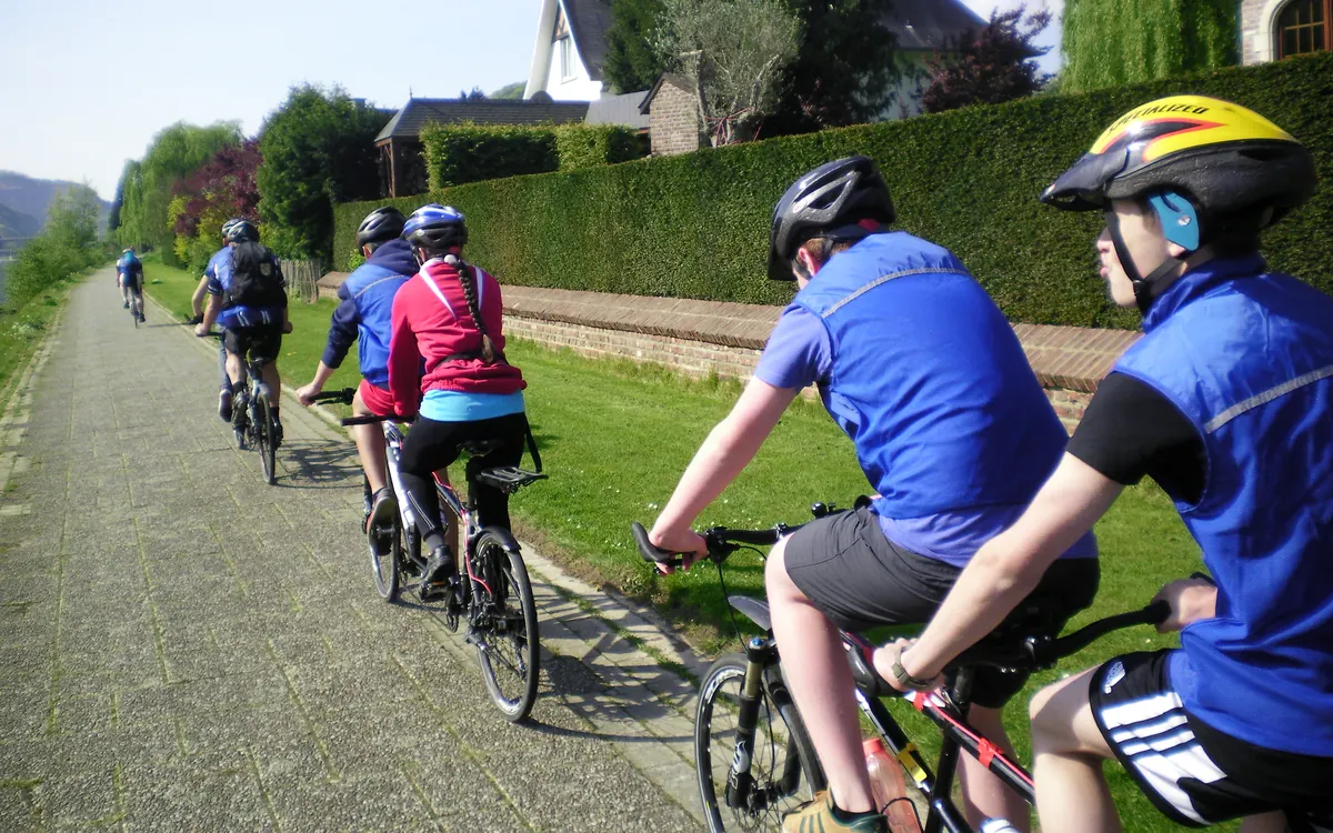 Un groupe de cyclistes, dont des tandems, sur une piste cyclable