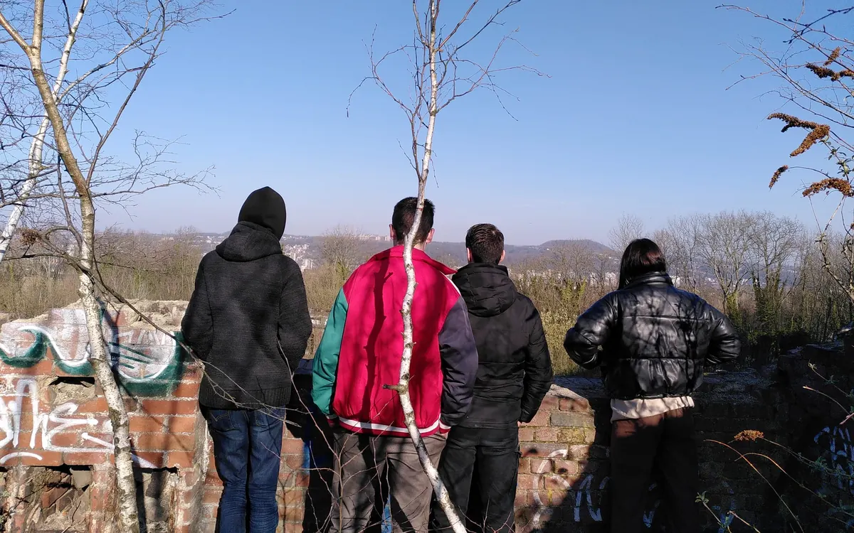 Quatre personnes vues de dos qui regardent un paysage